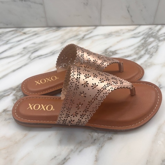 NEW! XOXO Rhonda Slide-On Gold Thong Sandal - Picture 8 of 10